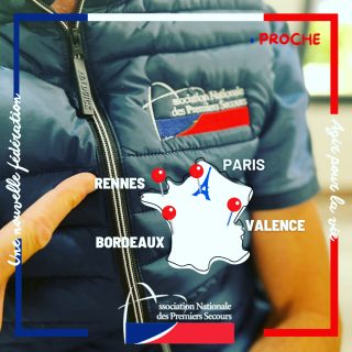 ✨ Septembre, mois de la rentrée… pour les jeunes, mais aussi pour les formateurs de formateurs de l’Association Nationale des Premiers Secours ! 🚑📚
Après une formation continue animée par nos deux coordinateurs de l’Équipe Pédagogique Nationale (EPN), cette dernière repart sur les routes de France 🌍 : Paris, Valence, Bordeaux, Rennes… afin d’être toujours au plus proche de nos formateurs de formateurs et de renforcer la qualité de l’enseignement partout en France. 🇫🇷💪
👉 Ensuite, ce sera au tour des formateurs de formateurs de transmettre à leur tour leurs savoirs en formant leurs équipes départementales. 🔄👥
#PremiersSecours #Formation #Solidarité #Rentrée #anps #secourisme #formateurs